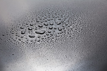 Wasser Tropfen auf dunkler Scheibe