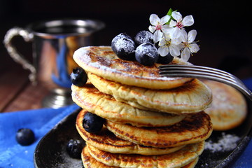 оладьи с голубикой в чугунной сковороде с белыми цветами