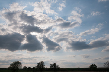 Fototapeta na wymiar kontrastreicher himmel
