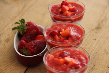 Fototapeta na wymiar Erdbeerjoghurt im Glas