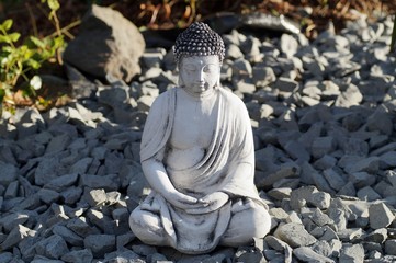 Steinbeet mit einer Buddhastatue