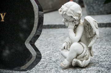 Fototapeta na wymiar détail ange au cimetière