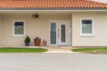 Fassade eines Hauses mit Hautür und Fenstern 