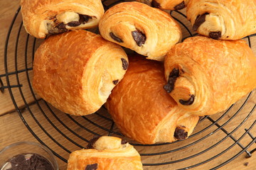 Kuchenst&uuml;ckchen auf Kuchengitter