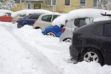 Samochody na parkingu zasypane śniegiem - obrazy, fototapety, plakaty