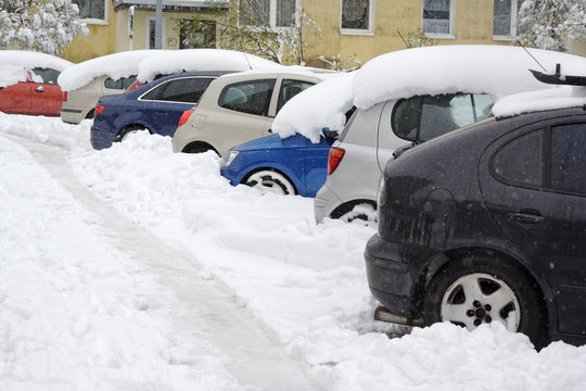 Samochody na parkingu zasypane śniegiem