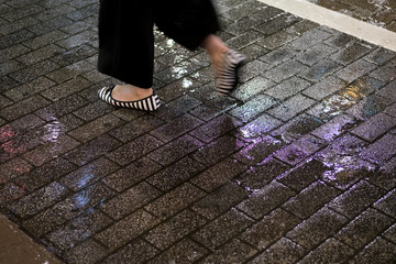 雨・夜の繁華街