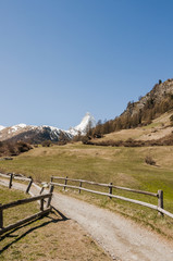 Fototapeta na wymiar Zermatt, Bergdorf, Furi, Zmutt, Wanderweg, Naturweg, Bergbauer, Alpen, Matterhorn, Schweizer Berge, Frühling, Wallis, Schweiz