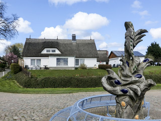 Sitz-Rondell am Hafen von Zempin auf Rügen im April