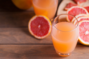 Grapefruit juice and grapefruit slices 