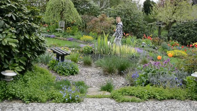 Frau geht durch den Garten