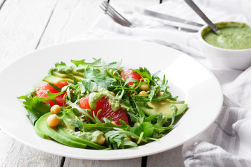 Salad with avocado, grapefruit and chickpeas