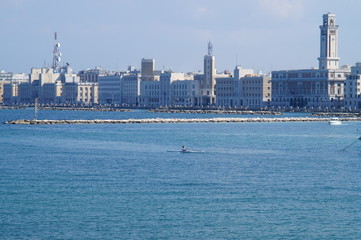 Fototapeta na wymiar la costa adriatica con la città di Bari sullo sfondo in una bellissima giornata di primavera 