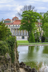 Fototapeta na wymiar Schloss Esterhazy mit Schlosspark und Teich in Eisenstadt
