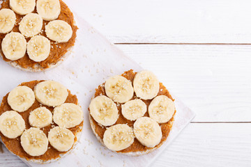 Rice cakes with peanut butter
