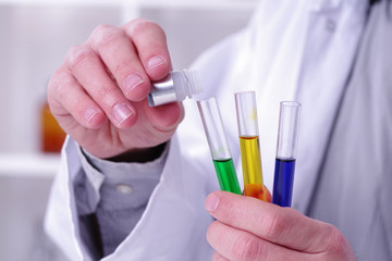 Wissenschaftler untersucht unterschiedliche Flüssigkeiten