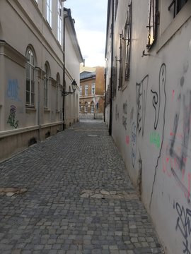 Fototapeta European alley with graffiti