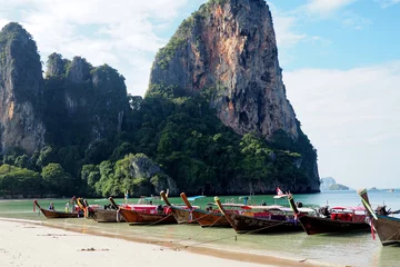 Photo sur Plexiglas Railay Beach, Krabi, Thaïlande longtail boats on railay beach, krabi, thailand