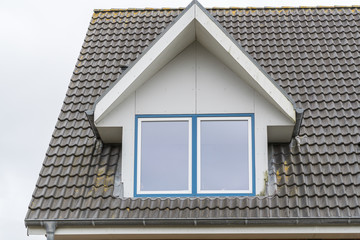Dachgaube mit Fenster eines Hauses