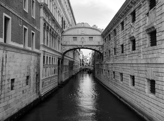 Fototapeta na wymiar Venice bridge of sighs doges palace and canal