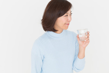 水を飲むミドル女性