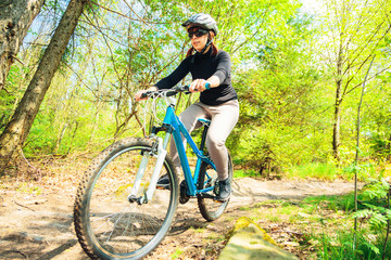 Obraz premium Young Woman Riding Her Mountain Bike