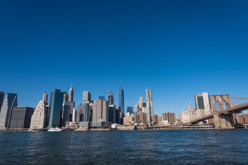Obraz premium アメリカ・ニューヨークのスカイスクレイパーとブルックリン橋 青空バック