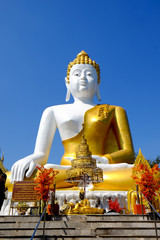Obraz premium Buddha statue in Phra That Doi Kham temple at Chiang mai, Thailand