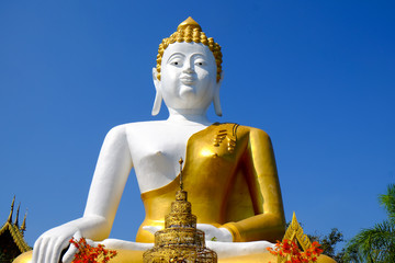 Obraz premium Buddha statue at Wat Doi Kham. Chiang Mai, Northern Thailand