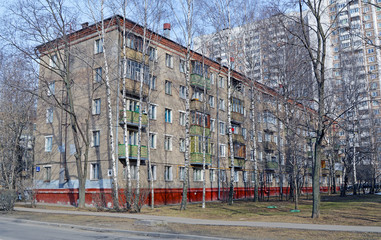 Пятиэтажный четырёхподъездный кирпичный жилой дом в Москве