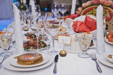 Dish on the dish of the festive table 7744.