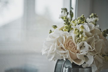 Spherical bouquet of white flowers 7773.