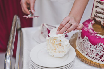 The division into parts of the wedding cake 7969.