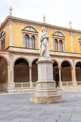 Obraz premium Statue of Dante Alighieri 