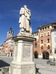 Fototapeta na wymiar piazza Santa Rosa con monumento