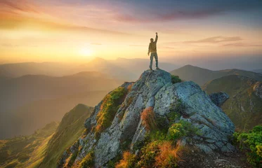 Fotobehang Toerist op de top van hoge rotsen. Sport en actief leven concept © biletskiyevgeniy.com