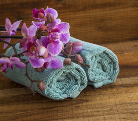 Obraz na płótnie Canvas Spa set with orchids and towels