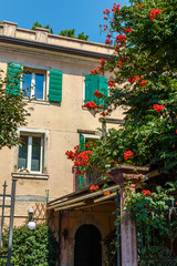 romantischer Hinterhof in der Altstadt von Bardolino am Gardasee, Italien
