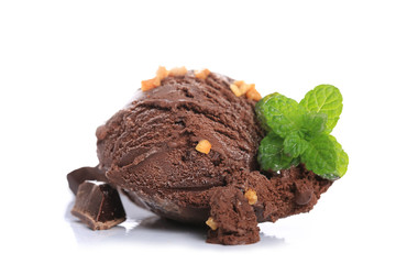 boule de glace au chocolat sur fond blanc