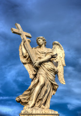 Engelsstatue mit Kreuz auf der Engelsbrücke, Rom, Italien.

Angel statue with cross on Ponte Sant'Angelo, Rome, Italy.