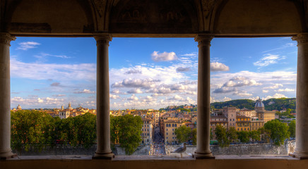 Fototapeta na wymiar Ausblick auf die Stadt Rom von einem Balkon der Engelsburg.View of the city of Rome from a balcony of the Engelsburg.
