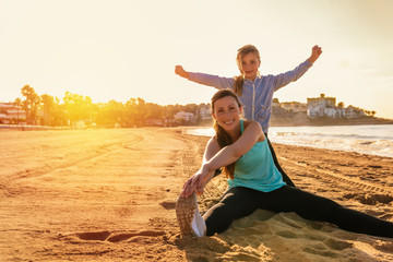 sport mit kind am strand