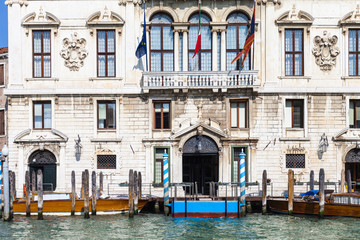 Fototapeta na wymiar facade of palace on Grand Canal in Venice city