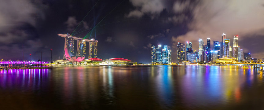 Singapur Skyline mit Lasershow