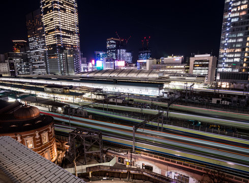 東京駅と列車の光跡