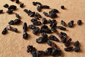 dried black grapes
