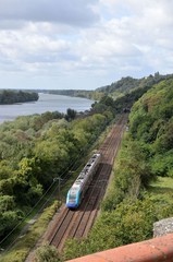 Naklejka premium Train Express Régional (TER) Pays de la Loire bordant la Loire sur le coteau du Cellier 44