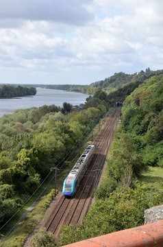 Train Express R&eacute;gional (TER) Pays de la Loire bordant la Loire sur le coteau du Cellier 44
