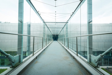 Konzerngebäude von innen, Stufen, Glas und Beton 