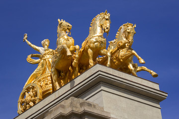 Fototapeta na wymiar Golden statue of a chariot